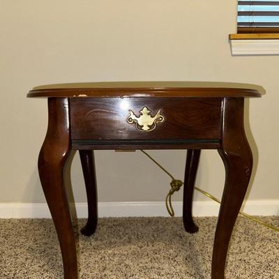 ROUND END TABLE WITH NICE TABLE LAMP