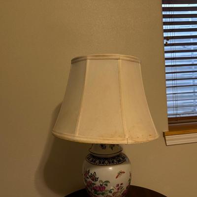 ROUND END TABLE WITH NICE TABLE LAMP