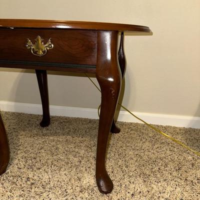 ROUND END TABLE WITH NICE TABLE LAMP