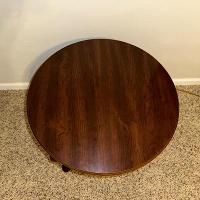 ROUND END TABLE WITH NICE TABLE LAMP