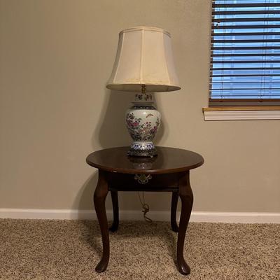 ROUND END TABLE WITH NICE TABLE LAMP