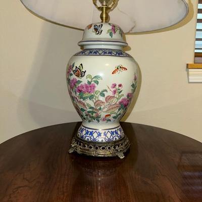 ROUND END TABLE WITH NICE TABLE LAMP
