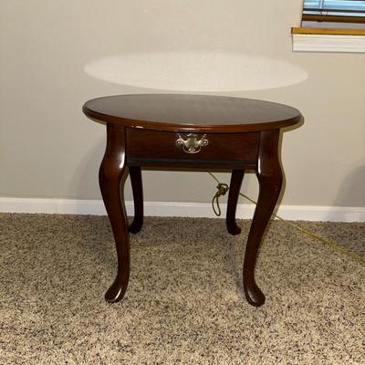 ROUND END TABLE WITH NICE TABLE LAMP