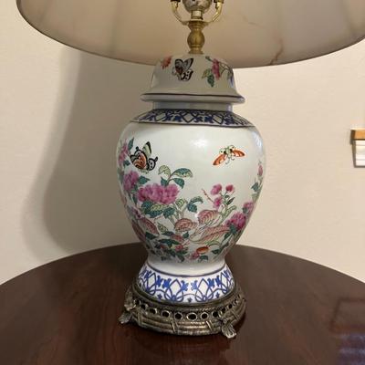 ROUND END TABLE WITH NICE TABLE LAMP