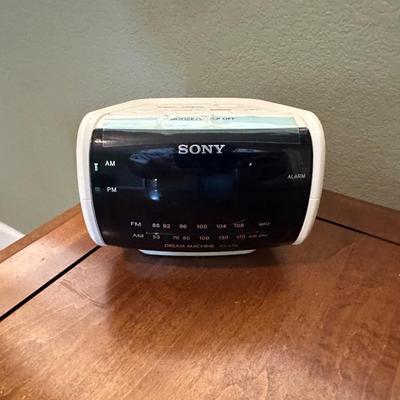 2 MATCHING END TABLES, LAMP AND SONY RADIO ALARM CLOCK
