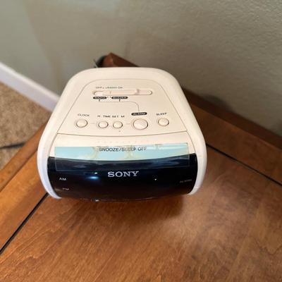 2 MATCHING END TABLES, LAMP AND SONY RADIO ALARM CLOCK