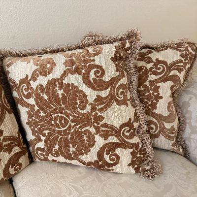 CREAM COLORED LOVESEAT WITH THROW PILLOWS