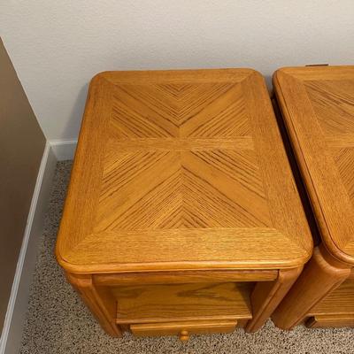 2 MATCHING END TABLES WITH DRAWERS AND 2 MATCHING LAMPS