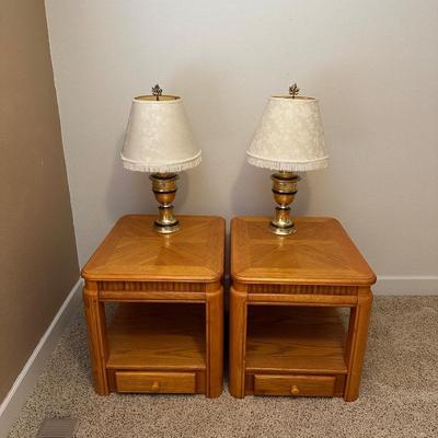2 MATCHING END TABLES WITH DRAWERS AND 2 MATCHING LAMPS