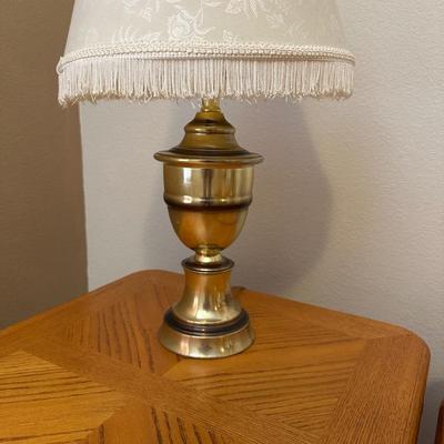 2 MATCHING END TABLES WITH DRAWERS AND 2 MATCHING LAMPS