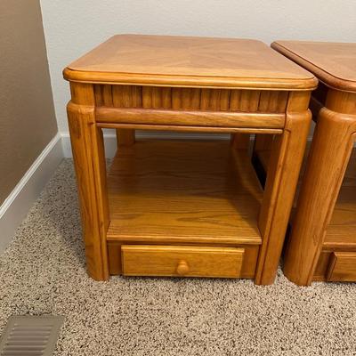 2 MATCHING END TABLES WITH DRAWERS AND 2 MATCHING LAMPS