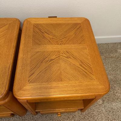 2 MATCHING END TABLES WITH DRAWERS AND 2 MATCHING LAMPS