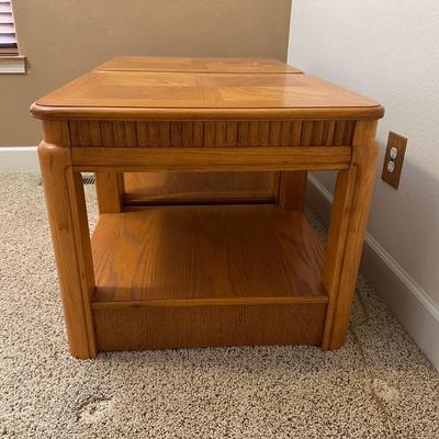 2 MATCHING END TABLES WITH DRAWERS AND 2 MATCHING LAMPS