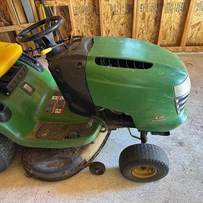 JOHN DEERE L111 AUTOMATIC RIDING LAWN MOWER