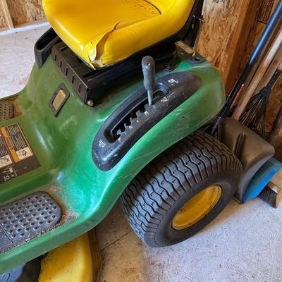 JOHN DEERE L111 AUTOMATIC RIDING LAWN MOWER