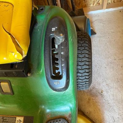 JOHN DEERE L111 AUTOMATIC RIDING LAWN MOWER