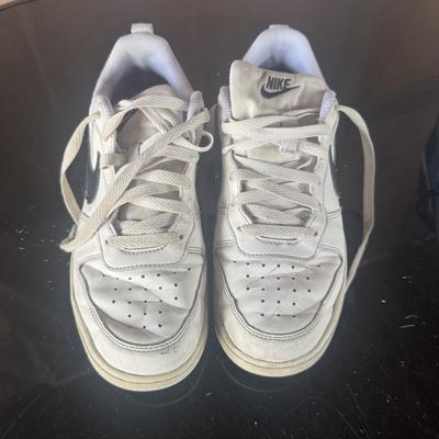 2 PAIRS OF NIKE TENNIS SHOES