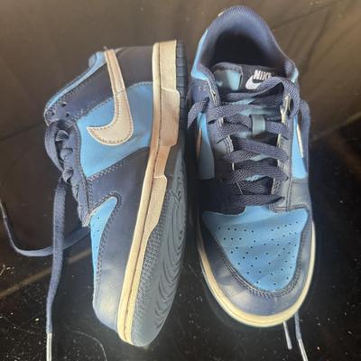 2 PAIRS OF NIKE TENNIS SHOES