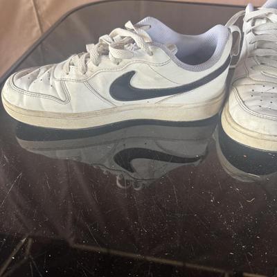 2 PAIRS OF NIKE TENNIS SHOES