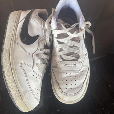 2 PAIRS OF NIKE TENNIS SHOES