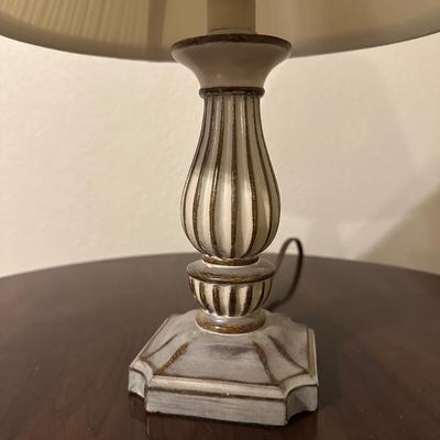 ROUND END TABLE WITH LAMP