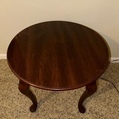 ROUND END TABLE WITH LAMP