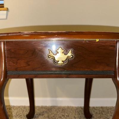 ROUND END TABLE WITH LAMP
