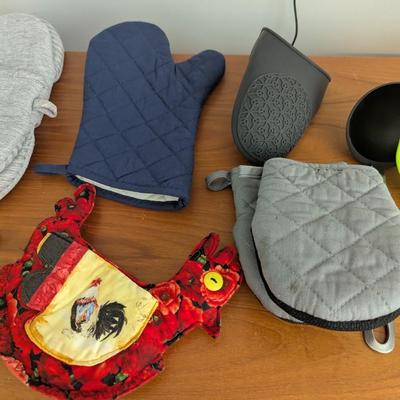 Kitchen Utensils & Pot Holders