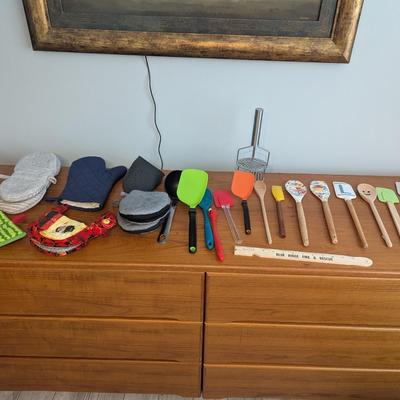 Kitchen Utensils & Pot Holders