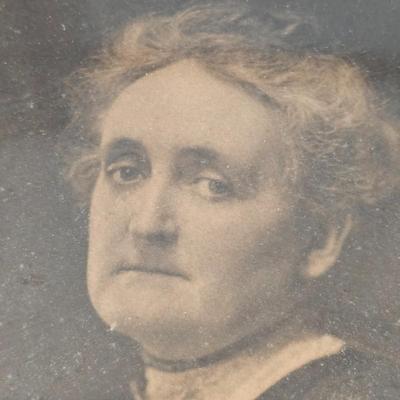 Collection of Various Family Portraits and Frames (K-JS)