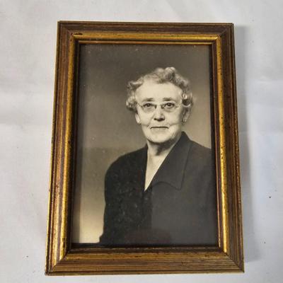 Collection of Various Family Portraits and Frames (K-JS)