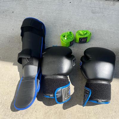 Salamon Skis, Skateboard & Boxing Gear (G-MG)