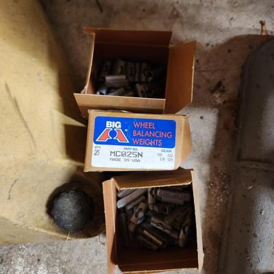 Micro Precision Wheel Balancer Model M-76 with weights