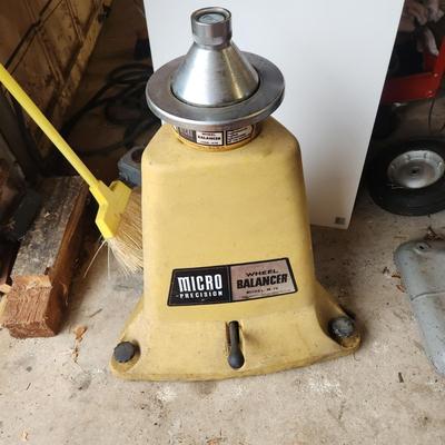 Micro Precision Wheel Balancer Model M-76 with weights