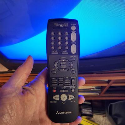Vintage Gaming Mitsubishi TV w Remote