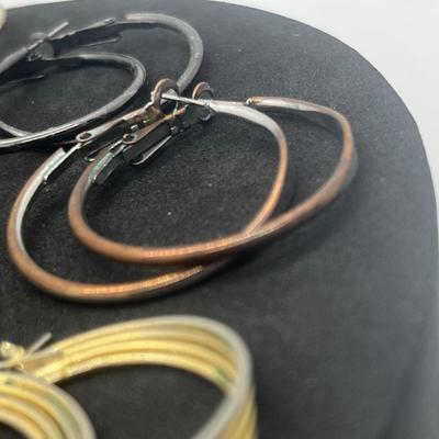 LOT 147J: Hoop Earring Lot
