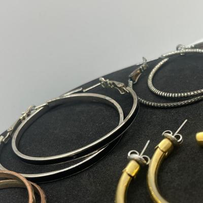 LOT 147J: Hoop Earring Lot