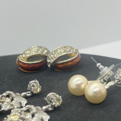 LOT 148J: Pearl and Rhinestone Themed Pierced Earring Collection