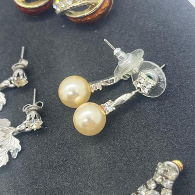 LOT 148J: Pearl and Rhinestone Themed Pierced Earring Collection