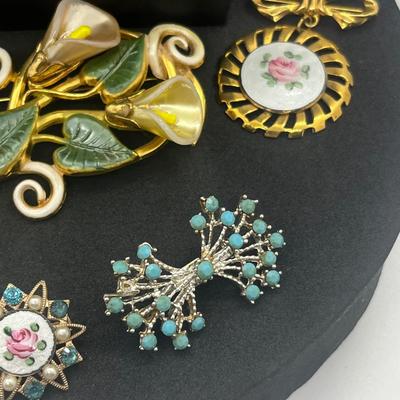 LOT 156J: Vintage Pin/Brooch/Pendant Collection