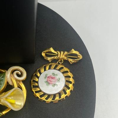 LOT 156J: Vintage Pin/Brooch/Pendant Collection