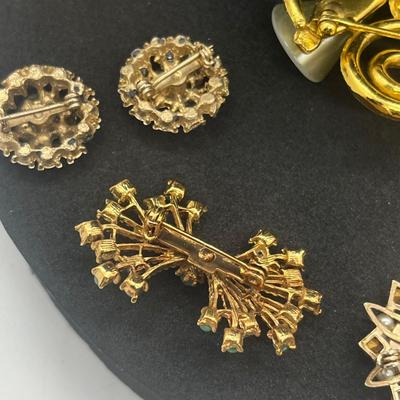 LOT 156J: Vintage Pin/Brooch/Pendant Collection
