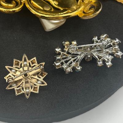 LOT 156J: Vintage Pin/Brooch/Pendant Collection