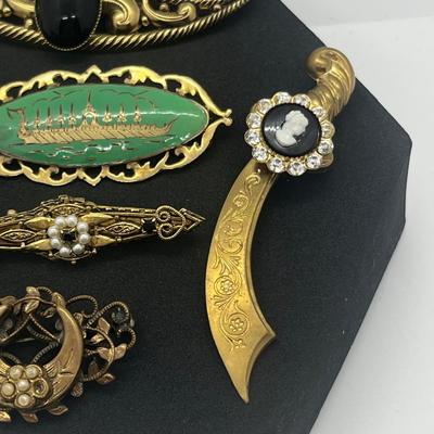 LOT 157J: Assorted Unique Vintage Pins/Brooches