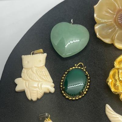 LOT 158J: Assorted Pendants and Chains