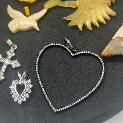 LOT 158J: Assorted Pendants and Chains