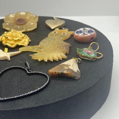 LOT 158J: Assorted Pendants and Chains