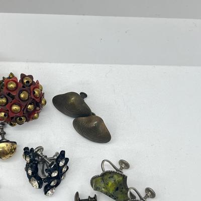 LOT 166J: Assorted Vintage Clip On and Screwback Earrings