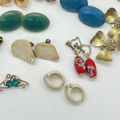LOT 167J: Vintage Clip On and Screwback Earring Lot