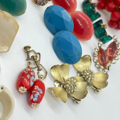 LOT 167J: Vintage Clip On and Screwback Earring Lot